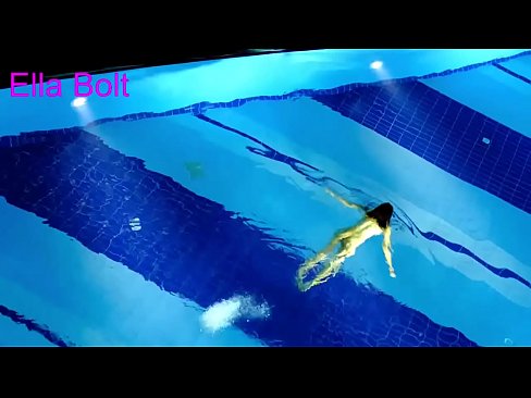 ❤️ Não consigo parar de ver, jovem loira apanhada a nadar nua na piscina da estância balnear ELLA BOLT Porno porno em porno pt.stroybassein.ru