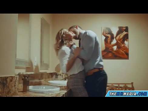 ❤️ Quando uma loira peituda o seduz numa casa de banho pública Porno porno em porno pt.stroybassein.ru